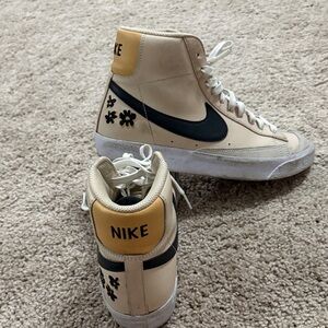 Nike Kids Sneakers in Cream and Black